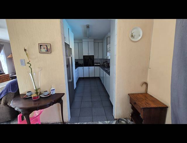 3 BEDROOM FREEHOLD FOR SALE IN BRACKENDOWNS